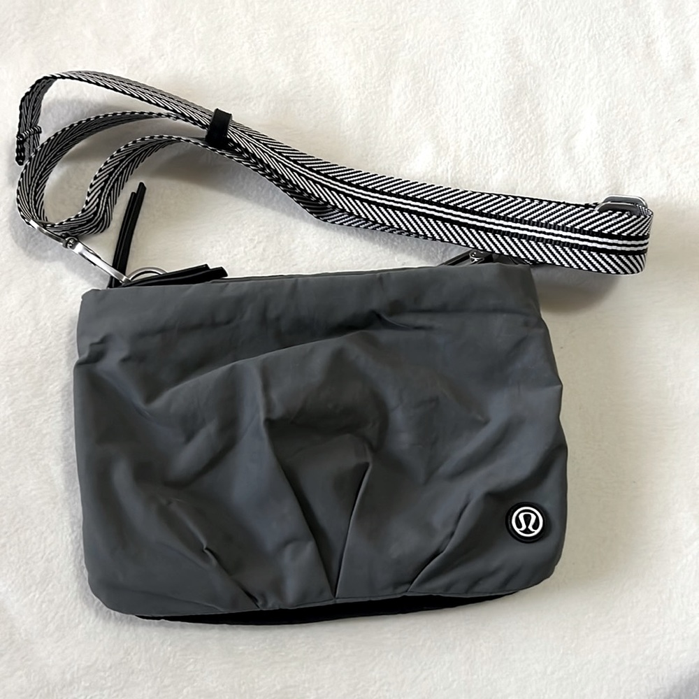 Lululemon Hip to Be Free Bag Crossbody Belt Bag Dark Gray Black w/Chevron Strap